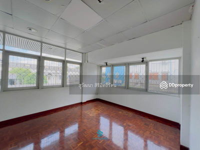 Single house with warehouse, Chokchai 4, Sena, near Liap Expressway, Bangkok, Thailand Single house with warehouse, Chokchai 4, Sena, near Liap Expressway, Bangkok, Thailand