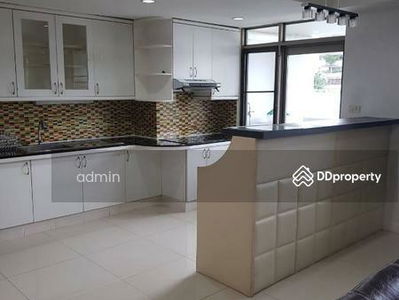 Royal Castle Sukhumvit, Bangkok, Thailand Royal Castle Sukhumvit, Bangkok, Thailand