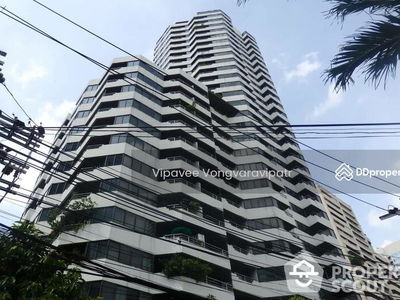 Lake Avenue Sukhumvit 16, Bangkok, Thailand Lake Avenue Sukhumvit 16, Bangkok, Thailand