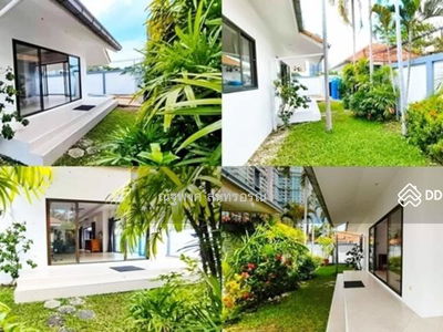 Dongtan Beach, Jomtien Beach, 4 Region Floating Market (2 km.), Chon Buri, Thailand Dongtan Beach, Jomtien Beach, 4 Region Floating Market (2 km.), Chon Buri, Thailand