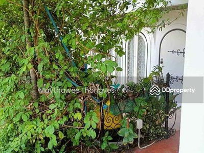 Large 5-Bedroom House, Bangkok, Thailand Large 5-Bedroom House, Bangkok, Thailand