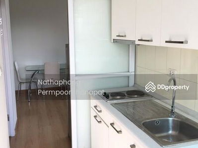 Life @ Ratchada-Suthisan, Bangkok, Thailand Life @ Ratchada-Suthisan, Bangkok, Thailand