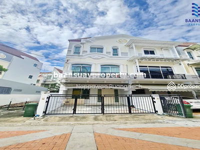 Kaset-Nawamin Road, near Nawamin City Avenue, Bangkok, Thailand Kaset-Nawamin Road, near Nawamin City Avenue, Bangkok, Thailand