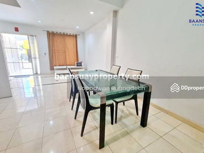 Kaset-Nawamin Road, near Nawamin City Avenue, Bangkok, Thailand Kaset-Nawamin Road, near Nawamin City Avenue, Bangkok, Thailand