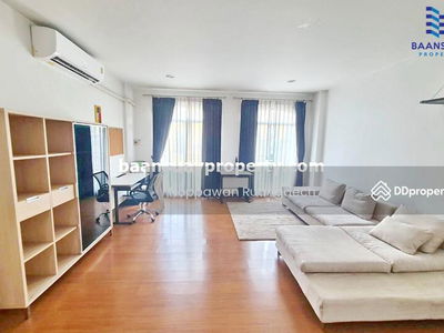 Kaset-Nawamin Road, near Nawamin City Avenue, Bangkok, Thailand Kaset-Nawamin Road, near Nawamin City Avenue, Bangkok, Thailand