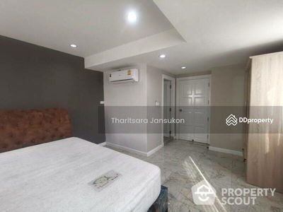 Royal Castle Sukhumvit, Bangkok, Thailand Royal Castle Sukhumvit, Bangkok, Thailand