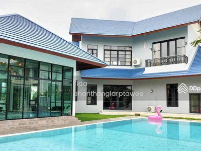 Srinakarin Pool, Bangkok, Thailand Srinakarin Pool, Bangkok, Thailand