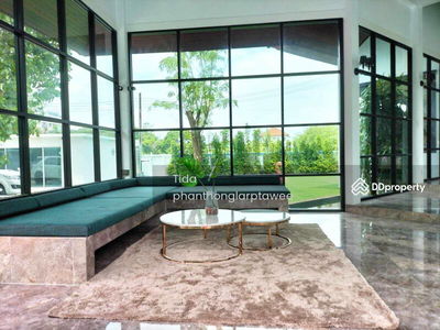 Srinakarin Pool, Bangkok, Thailand Srinakarin Pool, Bangkok, Thailand