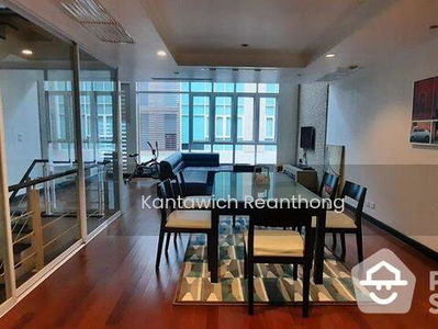 Large 4-Bedroom Townhouse, Bangkok, Thailand Large 4-Bedroom Townhouse, Bangkok, Thailand