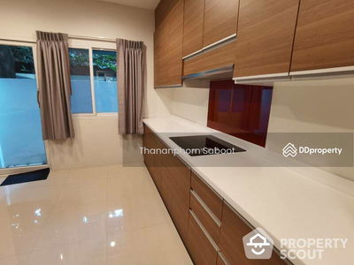 Spacious 2-Bedroom Townhouse, Bangkok, Thailand Spacious 2-Bedroom Townhouse, Bangkok, Thailand
