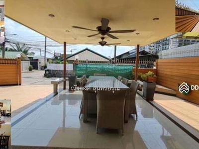 Food Mart (1.5 km.), Pattaya Park Night Market (1.5 km.), Chon Buri, Thailand Food Mart (1.5 km.), Pattaya Park Night Market (1.5 km.), Chon Buri, Thailand