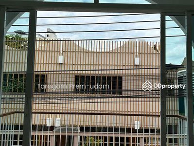 Large 3-Bedroom House, Bangkok, Thailand Large 3-Bedroom House, Bangkok, Thailand