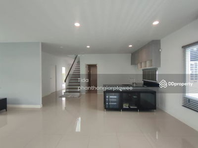 Burasiri Panyaintra, Bangkok, Thailand Burasiri Panyaintra, Bangkok, Thailand