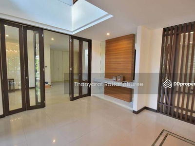 Narasiri Pattanakarn-Srinakarin, Bangkok, Thailand Narasiri Pattanakarn-Srinakarin, Bangkok, Thailand