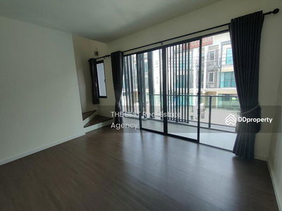 Town Avenue Merge Rattanatibet, Nonthaburi, Thailand Town Avenue Merge Rattanatibet, Nonthaburi, Thailand