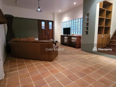 810 Soi Thararom 2, Khlong Tan Nuea Subdistrict, Watthana District, Bangkok, Bangkok, Thailand 810 Soi Thararom 2, Khlong Tan Nuea Subdistrict, Watthana District, Bangkok, Bangkok, Thailand