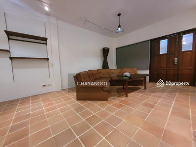 810 Soi Thararom 2, Khlong Tan Nuea Subdistrict, Watthana District, Bangkok, Bangkok, Thailand 810 Soi Thararom 2, Khlong Tan Nuea Subdistrict, Watthana District, Bangkok, Bangkok, Thailand