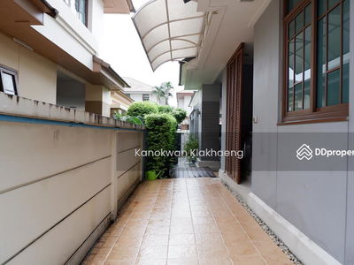 Narasiri Pattanakarn-Srinakarin, Bangkok, Thailand Narasiri Pattanakarn-Srinakarin, Bangkok, Thailand