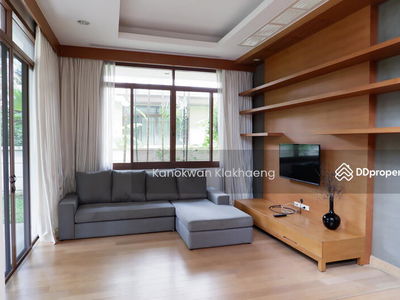 Narasiri Pattanakarn-Srinakarin, Bangkok, Thailand Narasiri Pattanakarn-Srinakarin, Bangkok, Thailand