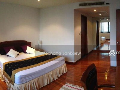 Lake Avenue Sukhumvit 16, Bangkok, Thailand Lake Avenue Sukhumvit 16, Bangkok, Thailand