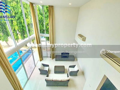 Seri Thai Road, near Chocolate Ville and the expressway, Bangkok, Thailand Seri Thai Road, near Chocolate Ville and the expressway, Bangkok, Thailand