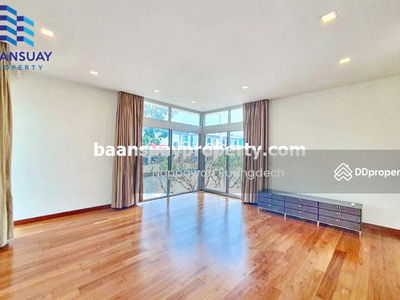 Seri Thai Road, near Chocolate Ville and the expressway, Bangkok, Thailand Seri Thai Road, near Chocolate Ville and the expressway, Bangkok, Thailand