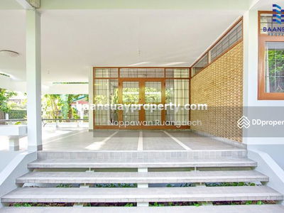 For rent, 2-story detached house, Sukhumvit Road 71, near BTS Phra Khanong, Bangkok., Thailand For rent, 2-story detached house, Sukhumvit Road 71, near BTS Phra Khanong, Bangkok., Thailand