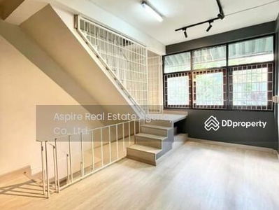 Home office/townhome 4 floors, Bangkok, Thailand Home office/townhome 4 floors, Bangkok, Thailand