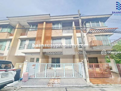 Chaloem Phrakiat Rama 9 Road, near Paradise Park, Bangkok, Thailand Chaloem Phrakiat Rama 9 Road, near Paradise Park, Bangkok, Thailand