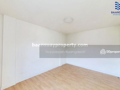 Chaloem Phrakiat Rama 9 Road, near Paradise Park, Bangkok, Thailand Chaloem Phrakiat Rama 9 Road, near Paradise Park, Bangkok, Thailand