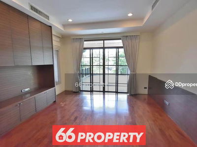 Narasiri Phatthanakan-Srinakarin, Bangkok, Thailand Narasiri Phatthanakan-Srinakarin, Bangkok, Thailand