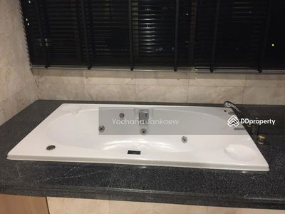 Lake Avenue Sukhumvit 16, Bangkok, Thailand Lake Avenue Sukhumvit 16, Bangkok, Thailand