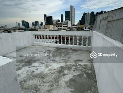 Commercial building near MRT Rama 9, Bangkok, Thailand Commercial building near MRT Rama 9, Bangkok, Thailand