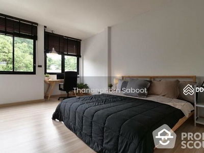 Large 2-Bedroom Townhouse, Bangkok, Thailand Large 2-Bedroom Townhouse, Bangkok, Thailand