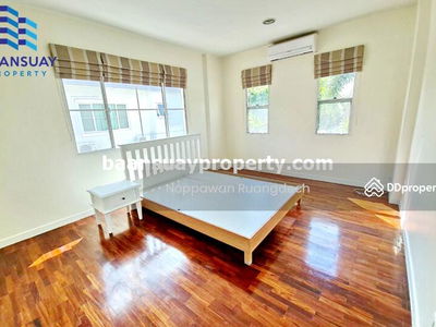 On Nut Road, Lat Krabang intersection, near Robinson Lat Krabang & Patio Mall, Bangkok, Thailand On Nut Road, Lat Krabang intersection, near Robinson Lat Krabang & Patio Mall, Bangkok, Thailand