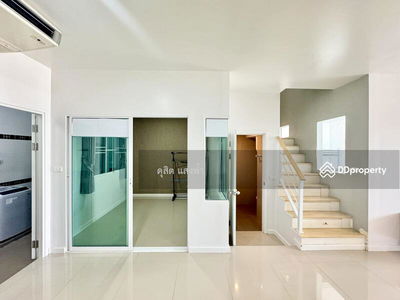 New townhome for rent, corner unit, J.City University, next to Assumption College Sriracha fence, ready to move in, Chon Buri, Thailand New townhome for rent, corner unit, J.City University, next to Assumption College Sriracha fence, ready to move in, Chon Buri, Thailand