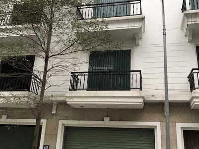 Gehäuse In Ha GJong, Vietnam Gehäuse In Ha GJong, Vietnam