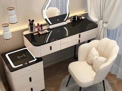 Lakeside Palace, Vietnam  Lakeside Palace, Vietnam